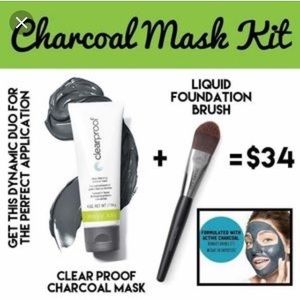 Deep-Cleaning charcoal mask with application brush